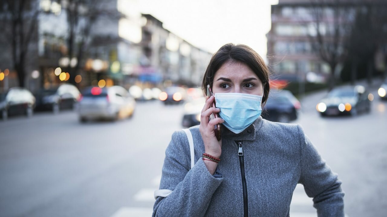 woman in facemask in street covid-19 coronavirus