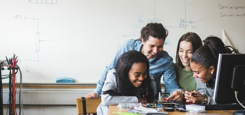 Australia has hundreds of programs to get women into STEM, but are they working?
