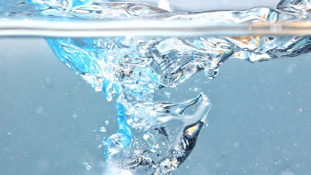 Can water be two types of liquid?